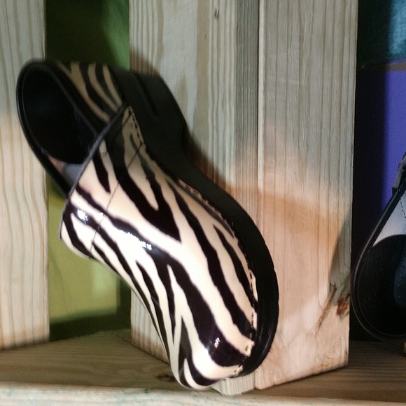 SOLD🦓🦓•Dansko🦓 Women's Clogs Size 37 Designer Zebra Stripes🦓 Patent Leather. - Picture 5 of 12